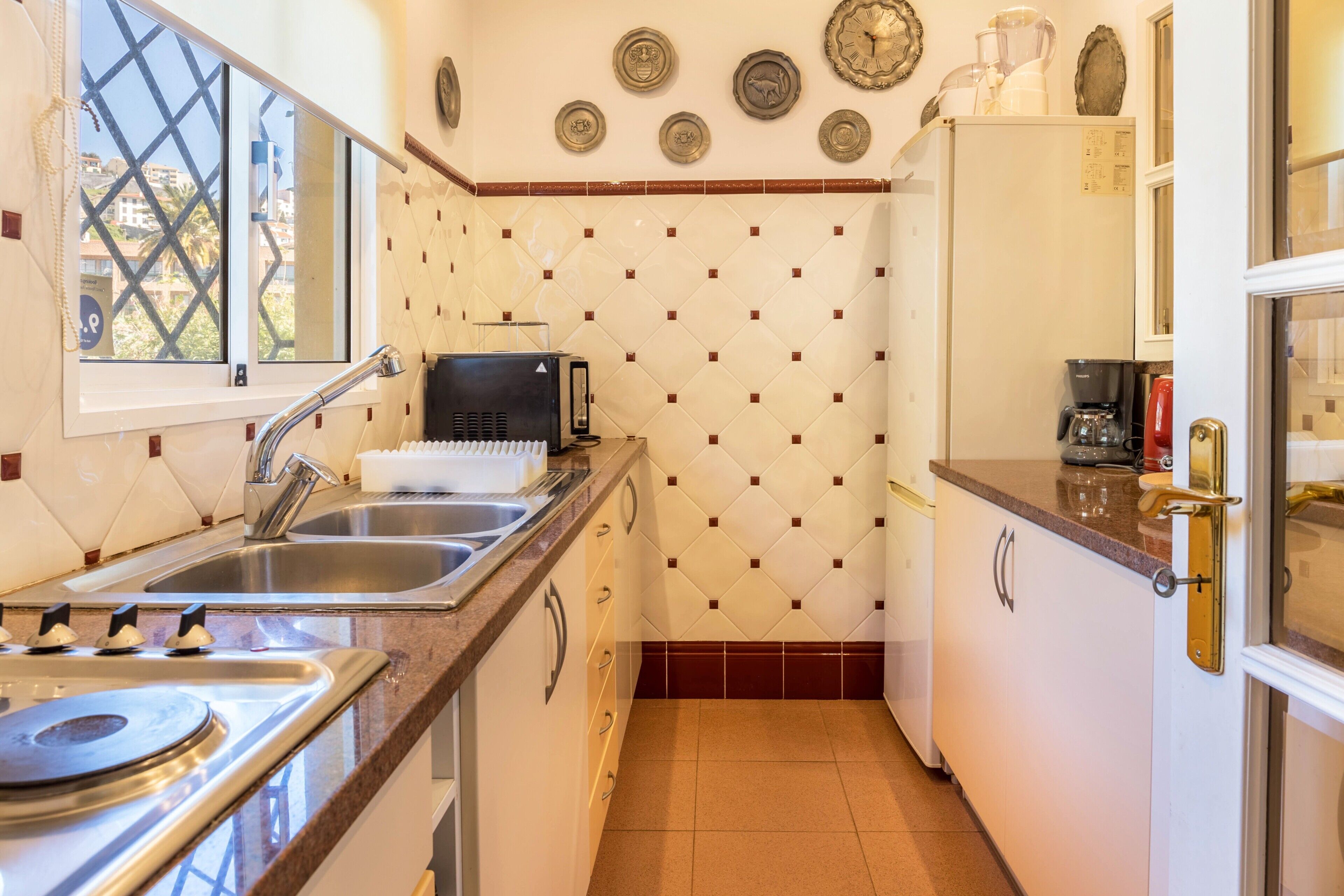 Een koelkast, een magnetron, een oven, een kookplaat