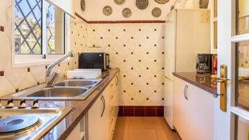 Een koelkast, een magnetron, een oven, een kookplaat