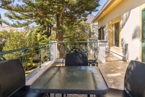 Outdoor dining - 1st floor apartment 'Villa Echium T2' with two bedrooms and shared garden (Caniço)