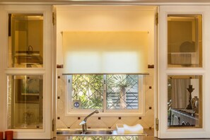 Shower, hair dryer, towels - 1st floor apartment 'Villa Echium T2' with two bedrooms and shared garden (Caniço)