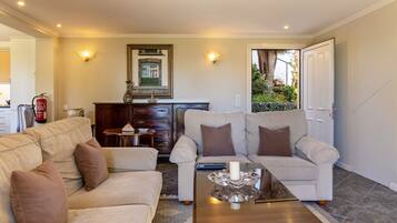 Televisión, reproductor de DVD y estéreo