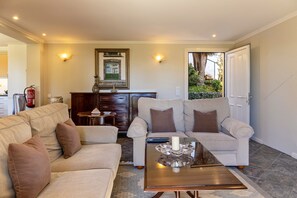 Televisión, reproductor de DVD y estéreo 