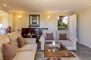 TV, DVD player, stereo - Apartment "Villa Echium T1" with one bedroom and shared garden (Caniço)