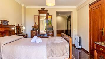 1 slaapkamer, een strijkplank/strijkijzer, gratis wifi, beddengoed