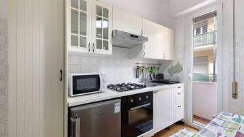 Frigorifero, microonde, forno, piano cottura