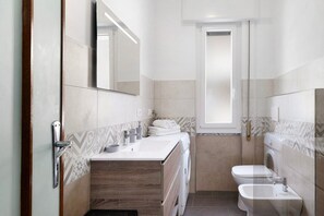 Ducha, secador de pelo, toallas