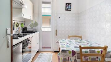 Frigorifero, microonde, forno, piano cottura