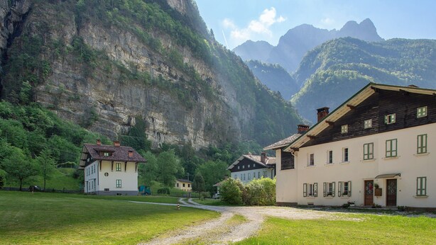 A rural village with traditional houses, a dirt road, and mountains in the background. - Apartment 'Villa Stanga' with Mountain View, Private Garden and Wi-Fi (Sedico)