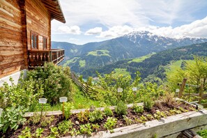 Property grounds - Apartment 'Ferienwohnung Bergblick' with Lake View, Private Terrace and Private Garden (St. Pankraz)