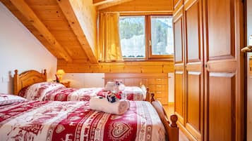 2 bedrooms, bed sheets