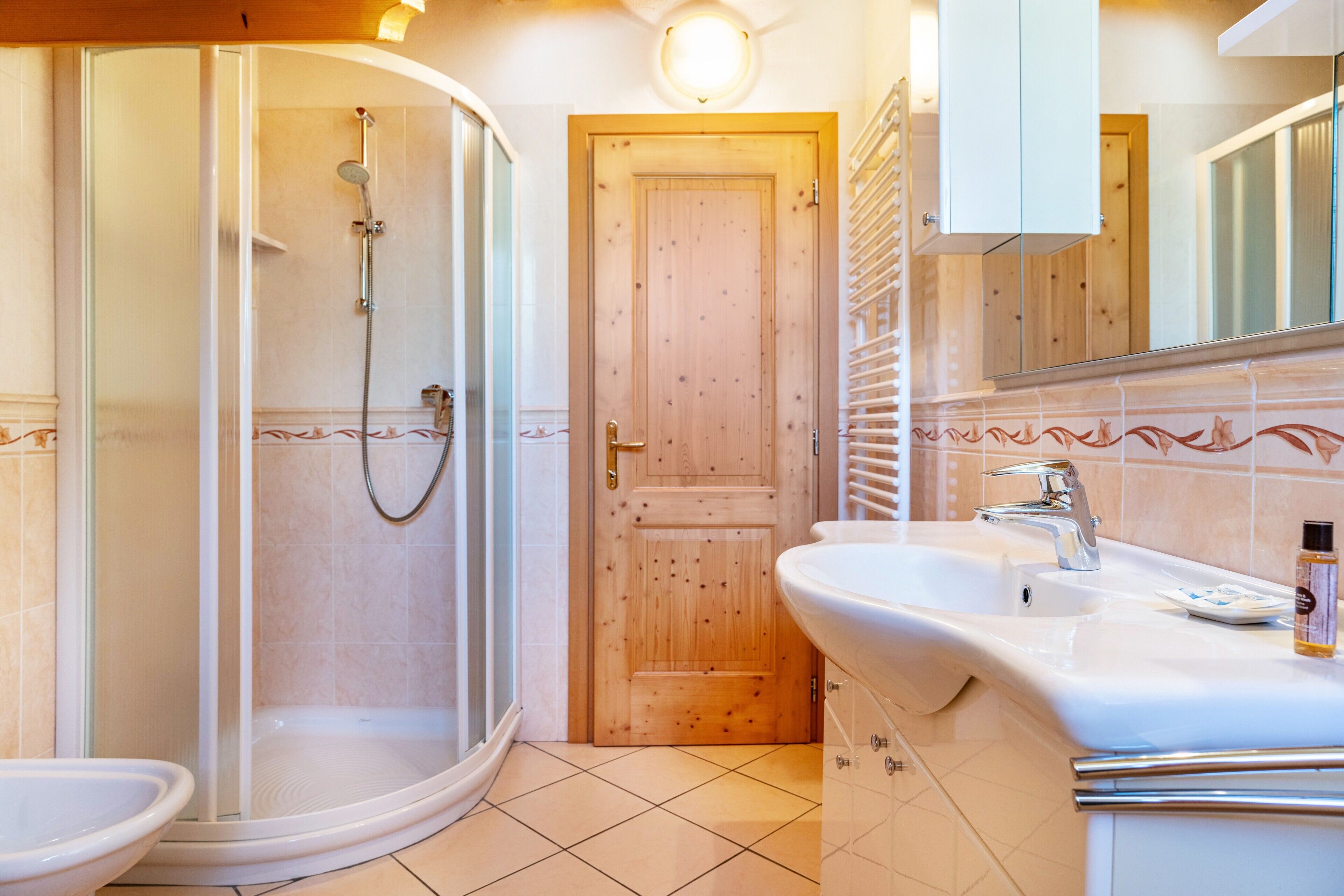 Douche, articles de toilette gratuits, sèche-cheveux