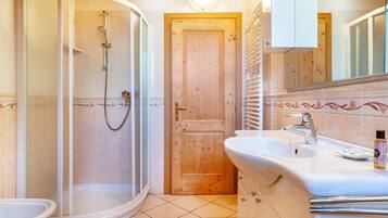 Doccia, set di cortesia gratuito, asciugacapelli, asciugamani