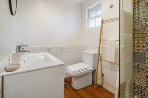 Regadera, secadora de cabello, toallas 