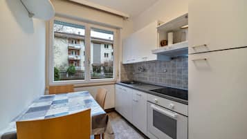 Frigorifero, forno, piano cottura, macchina per tè/caffè