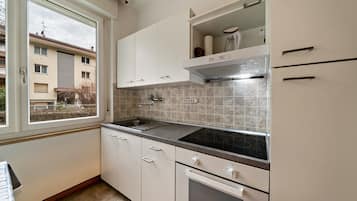 Kühlschrank, Ofen, Herdplatte, Wasserkocher mit Kaffee-/Teezubehör