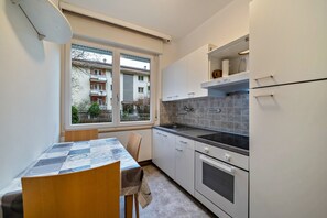 Køleskab, ovn, kogeplade, kaffe-/temaskine