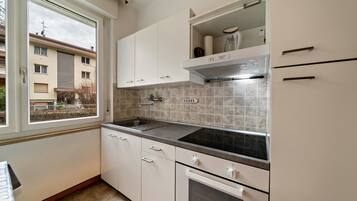 Fridge, oven, stovetop, coffee/tea maker