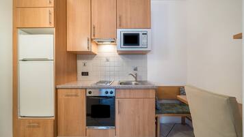 Frigorifero, microonde, forno, piano cottura