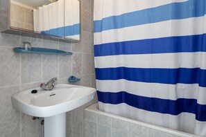 Baignoire, sèche-cheveux, serviettes fournies