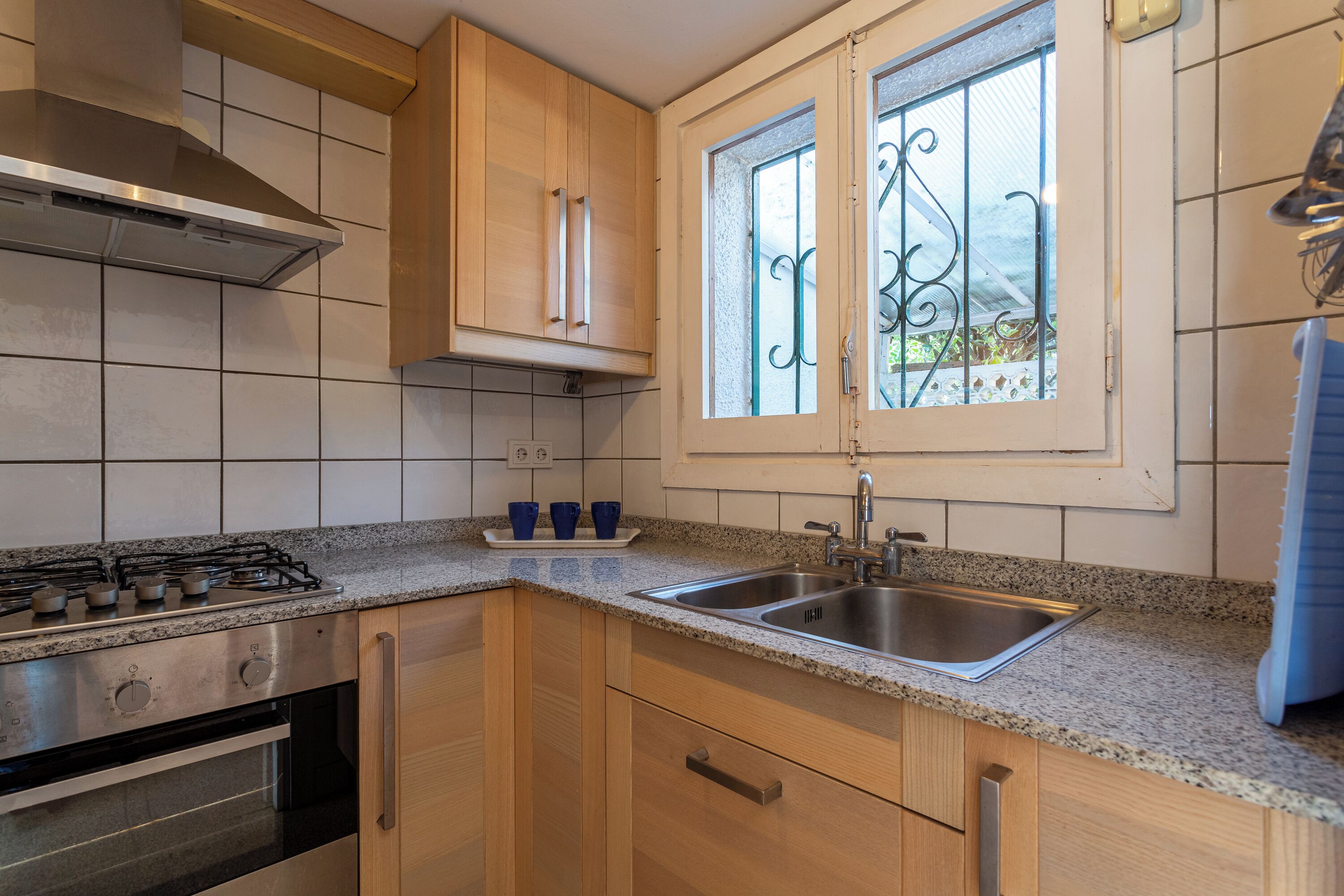 Kühlschrank, Ofen, Herdplatte, Wasserkocher mit Kaffee-/Teezubehör