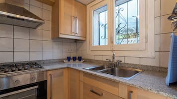 KĂŒhlschrank, Ofen, Herdplatte, Wasserkocher mit Kaffee-/Teezubehör