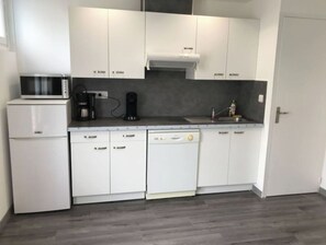 Frigorífic, microones, placa de cuina i rentaplats 