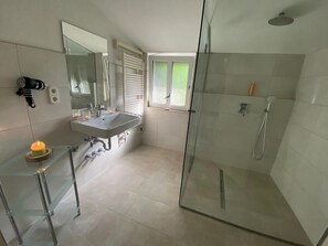Shower, hair dryer, towels, toilet paper - Reed house on the beach of Lake Plau with conservatory and terrace (Alt Schwerin)