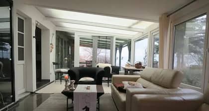 Schilfhaus am Strand vom Plauer See mit Wintergarten und Terrasse