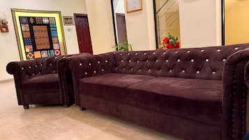 Quarto triplo luxo | Individualmente mobiliados, quartos à prova de som, Wi-Fi de cortesia