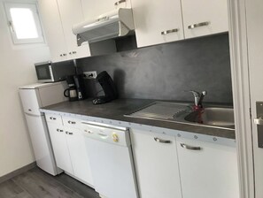 Frigorífico, microondas, placa de cocina y lavavajillas
