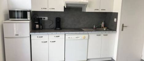 冷蔵庫、電子レンジ、コンロ、食器洗い機