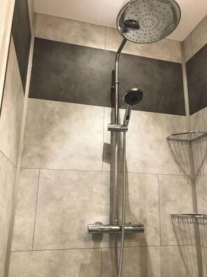 Douche, articles de toilette (gratuits), séchoir à cheveux