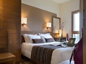 2 chambres, coffres-forts dans les chambres, fer et planche à repasser