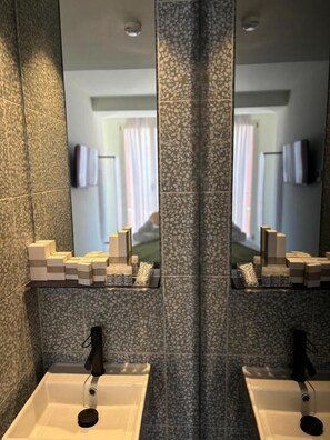 Phòng Tiêu chuẩn | Phòng tắm | Buồng tắm vòi sen, vòi sen phun mưa, đồ dùng nhà tắm miễn phí 