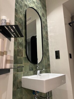 Basic Single Room, Accessible | Bathroom | Shower, rainfall showerhead, free toiletries, hair dryer - El Mantenio (Málaga)
