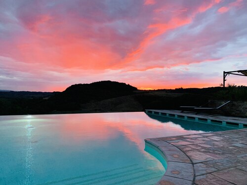 LUXURY COTTAGE WITH POOL & BREATHTAKING VIEW -  NEXT TO A GOLF COURSE (MORAIOLO)