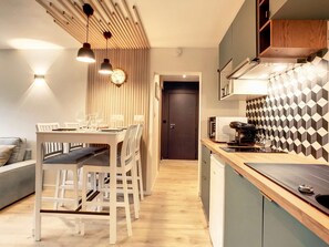 Fridge, microwave, oven, stovetop - Brand new Ancely apartment with aero decor - free parking - Near Blagnac (Toulouse)