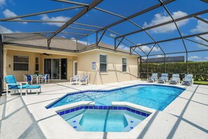 Outdoor pool, a heated pool - ⭐⭐Modern 5 Bed, 4 Bath Home on Calabay Parc | Private Pool | Minutes to Disney⭐⭐ (Davenport)