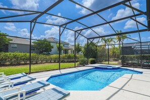 Utendørsbasseng og et oppvarmet basseng