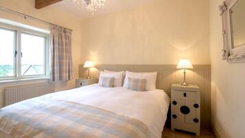 5 bedrooms, desk, iron/ironing board, travel crib