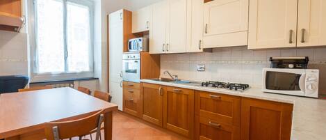 Kylskåp, mikrovågsugn, ugn och spishäll