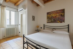 Tabla de planchar con plancha, wifi gratis y ropa de cama 