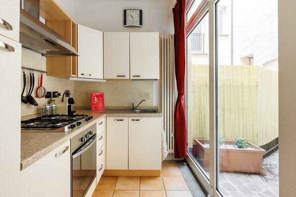 Kühlschrank, Mikrowelle, Ofen, Wasserkocher mit Kaffee-/Teezubehör