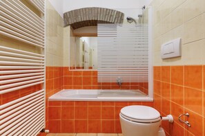 Haartrockner, Bidet, Handtücher, Seife