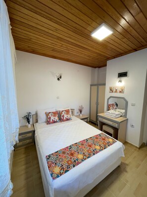 Habitació doble clàssica, 1 llit de matrimoni | Roba de llit d'alta qualitat, wifi gratuïta i roba de llit