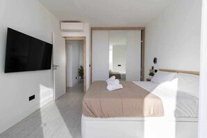 3 makuuhuonetta, työpöytä, silitysrauta/-lauta, vauvan matkasänky