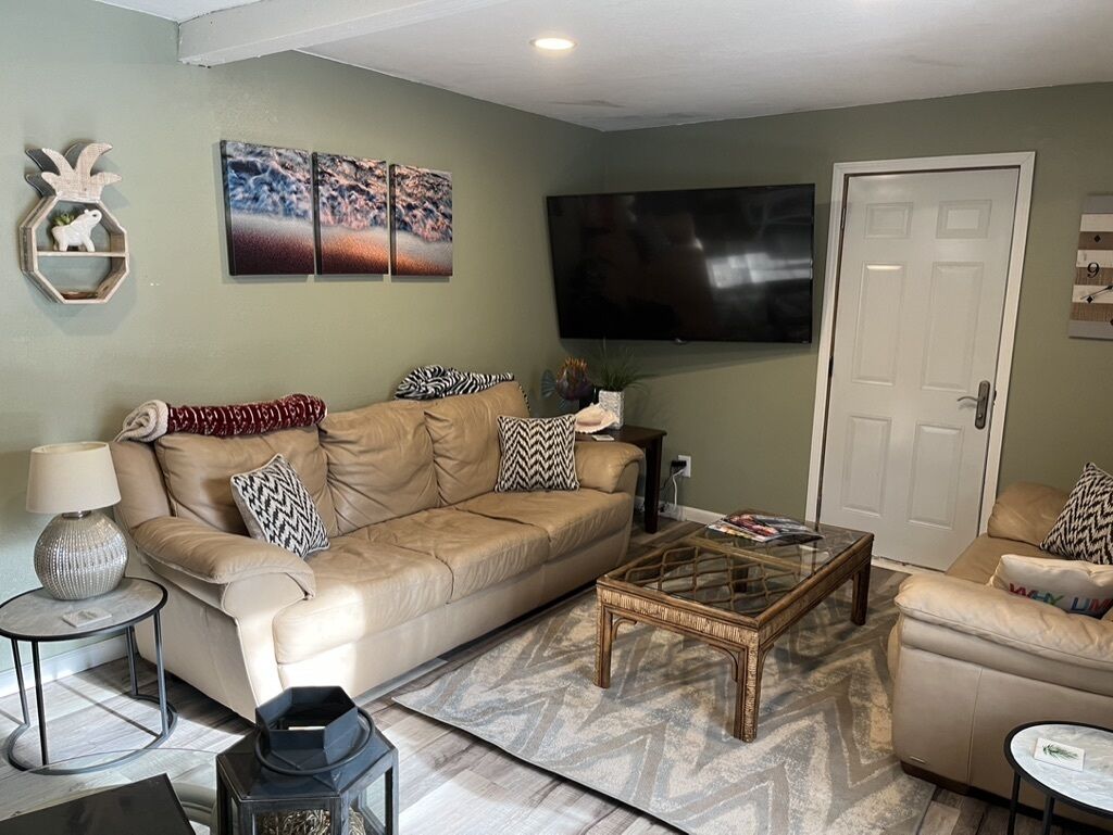 Sleeps 7-4 blks from Surf Ballroom. Cozy home/large yard-across from local park! in Clear Lake, United States