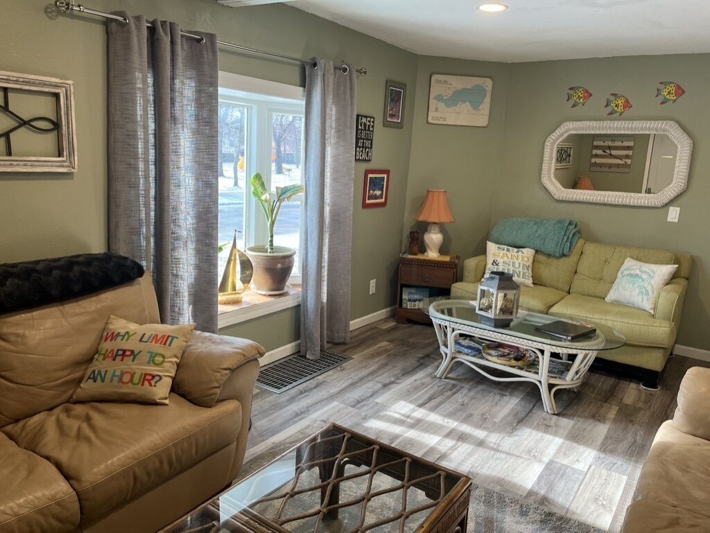 Sleeps 8-4 blks from Surf Ballroom. Cozy home large yard-across from local park!