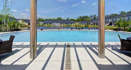 Near Gascoigne Park and St Simons Marina. Community pool.