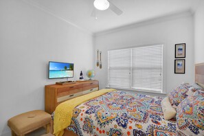 3 bedrooms, iron/ironing board, free WiFi, bed sheets - Near Gascoigne Park and St Simons Marina.  Community pool. (Saint Simons Island)